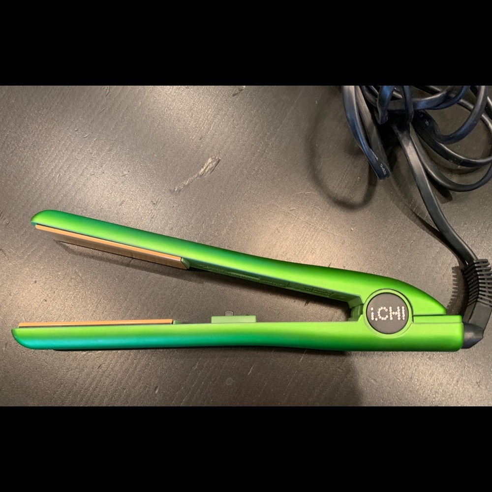 i. Chi Straightener